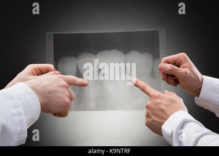 In der Nähe von zwei Ärzten untersucht Dental Xray Stockfoto