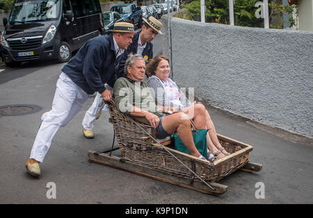 Carreiros do Monte, Wicker Rodel Rodelfahrt von Monte nach Funchal, Funchal, Madeira, Portugal Stockfoto