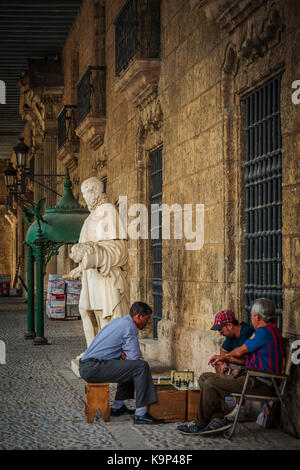 Männer spielen Schach auf Gehweg, Havanna, Kuba Stockfoto