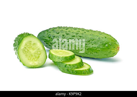 Ganze und aufgeschnittene Gurke auf Weiß Stockfoto