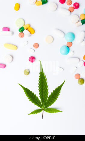 Marihuana Blatt und bunten medizinische Pillen auf Weiß Stockfoto