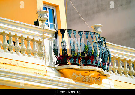 Zierpflanzen Balkon an der Vorderseite eines Hauses in Faro. Stockfoto