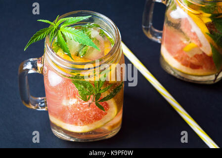 Grapefruit Smoothie mit Marihuana Blätter in Gläsern Stockfoto