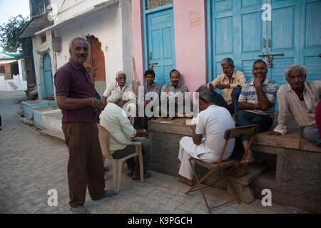 Männer hängen aus Rajasthan Indien Stockfoto