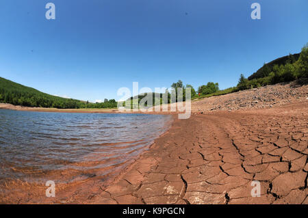 Dürre in Cantref Reservoir in Nant-Ddu, Pant, Powys, Wales. Stockfoto