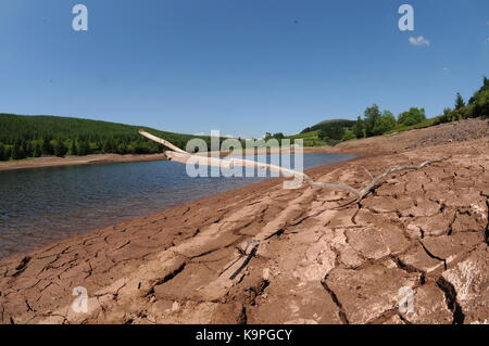 Dürre in Cantref Reservoir in Nant-Ddu, Pant, Powys, Wales. Stockfoto