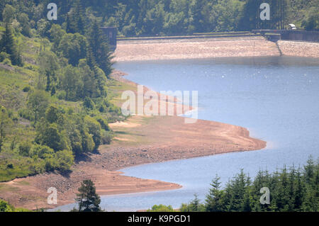 Dürre in Cantref Reservoir in Nant-Ddu, Pant, Powys, Wales. Stockfoto