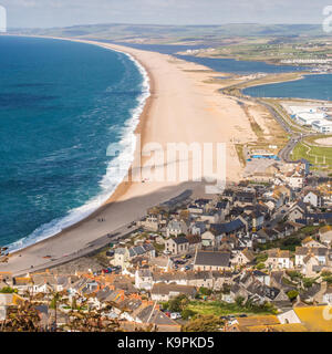 Chesil Beach von der Isle of Portland, Dorset, England aus gesehen. Stockfoto