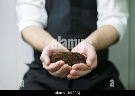 Mann Hand sprießen in Palms Stockfoto