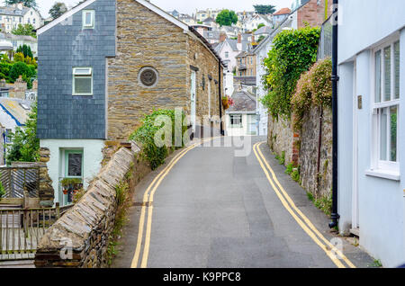 Leere Straße mit Häusern und Gebäuden in Salcombe englisches Seebad, South Devon, England, Großbritannien Stockfoto