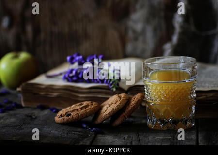 Retro-Buch und ein Glas Orangensaft morgens Stockfoto