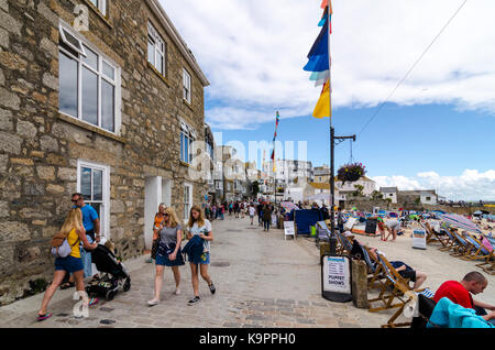 Menschen und Touristen zu Fuß entlang dem Meer in St Ives, Cornwall, England, Großbritannien Stockfoto