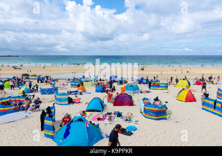 Leute mit Zelten auf sandigen Porthmeor Beach, St Ives, Cornwall Stockfoto