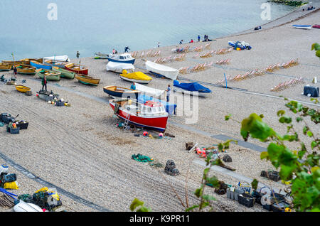 Boote und Angelausrüstung am Strand von Bier, Englisch am Meer Küstenstadt, East Devon Coast, England, Großbritannien Stockfoto