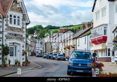 Blick auf die Häuser und Geschäfte entlang der Fore Street, Bier, Englisch am Meer Küstenstadt, East Devon Coast, England, Großbritannien Stockfoto