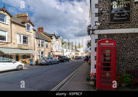 Telefon box auf Fore Street, Bier, Englisch am Meer Küstenstadt, East Devon Coast, England, Großbritannien Stockfoto