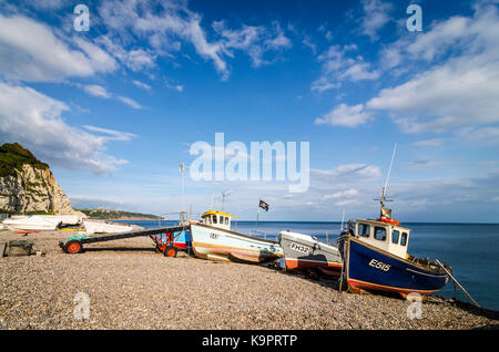 Fischerboote am Strand in Bier, Englisch am Meer Küstenstadt, East Devon Coast, England, Großbritannien Stockfoto