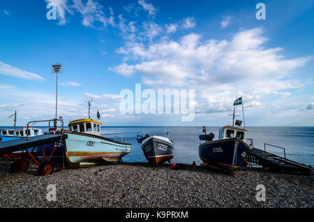 Fischerboote am Strand in Bier, Englisch am Meer Küstenstadt, East Devon Coast, England, Großbritannien Stockfoto