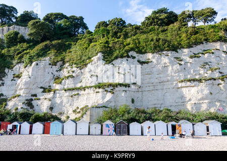 Strandhütten und Kreidefelsen in Bier, Englisch am Meer Küstenstadt, East Devon Coast, England, Großbritannien Stockfoto