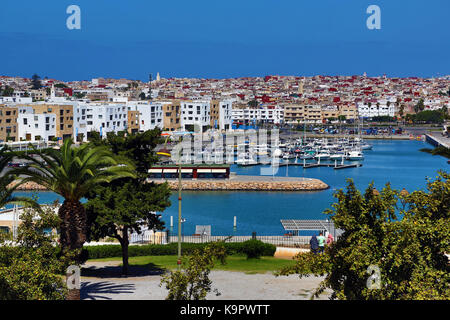 Blick auf den Verkauf von Rabat und den Hafen über den Bou Regreg Fluss in Marokko Stockfoto