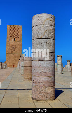 Die unvollendeten Hassan-turm in Rabat, Marokko ist eine unvollendete Minarett der Moschee begonnen von Sultan Yaqub al-Mansur im 12 entury aber nie Fini Stockfoto