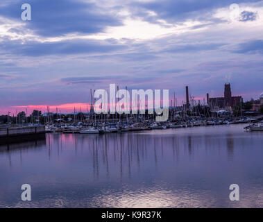 Schönen Sonnenuntergang im Sommer an der Rue Saint-André, Ville de Québec, QC, Boote mit erstaunlichen Reflexion und glühenden Himmel Stockfoto