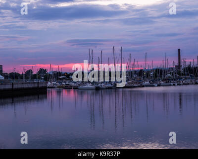 Schönen Sonnenuntergang im Sommer an der Rue Saint-André, Ville de Québec, QC, Boote mit erstaunlichen Reflexion und glühenden Himmel Stockfoto