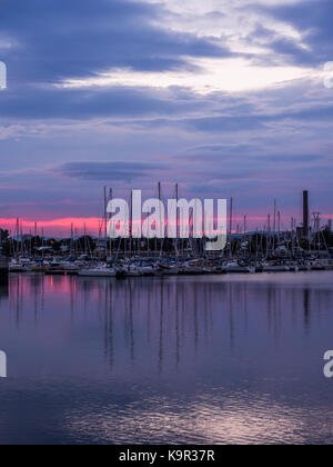 Schönen Sonnenuntergang im Sommer an der Rue Saint-André, Ville de Québec, QC, Boote mit erstaunlichen Reflexion und glühenden Himmel Stockfoto