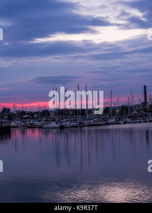 Schönen Sonnenuntergang im Sommer an der Rue Saint-André, Ville de Québec, QC, Boote mit erstaunlichen Reflexion und glühenden Himmel Stockfoto