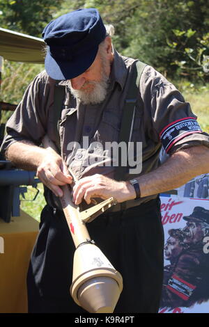 Ein altes Mitglied des Deutschen Volkssturm eine Panzerfaust Demonstration Stockfoto