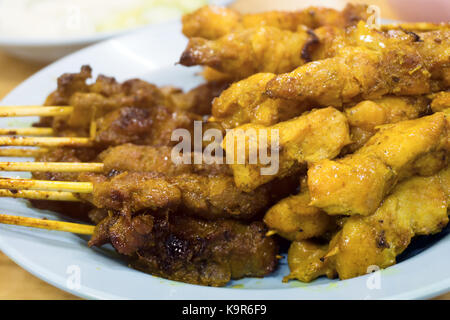 Hühnchen und Rindfleisch sate oder Satay, berühmten malaysischen Speisen. Stockfoto