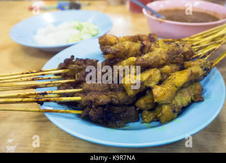 Hühnchen und Rindfleisch sate oder Satay, berühmten malaysischen Speisen. Stockfoto