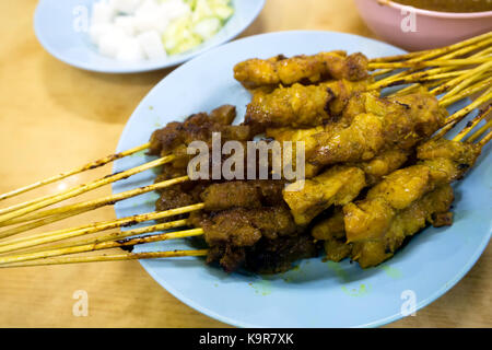 Hühnchen und Rindfleisch sate oder Satay, berühmten malaysischen Speisen. Stockfoto