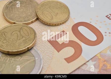 Nahaufnahme der verschiedenen Münzen und Banknoten Stockfoto