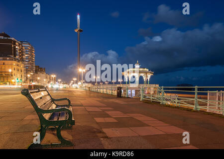Am Abend direkt an der Meeresküste von Brighton, East Sussex, England. i360 Aussichtsturm und Brighton Musikpavillon an hte Abstand. Stockfoto