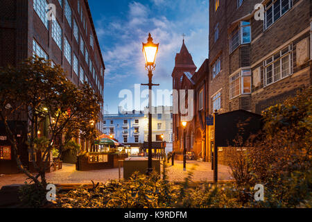 Nacht fällt in Brighton City Centre, East Sussex, England. Stockfoto