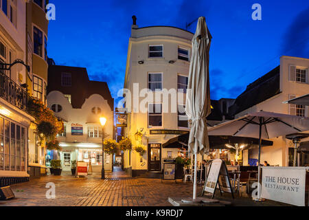 Nacht fällt auf den Fahrbahnen in Brighton, East Sussex. Stockfoto