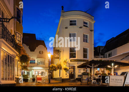 Nacht fällt auf den Fahrbahnen in Brighton, East Sussex. Stockfoto