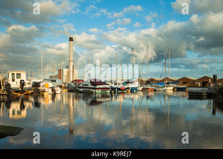 Sommer Abend in Shoreham Port in Southwick, West Sussex, England. Stockfoto