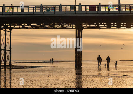 Sonnenuntergang am Pier von Worthing, West Sussex, England. Stockfoto