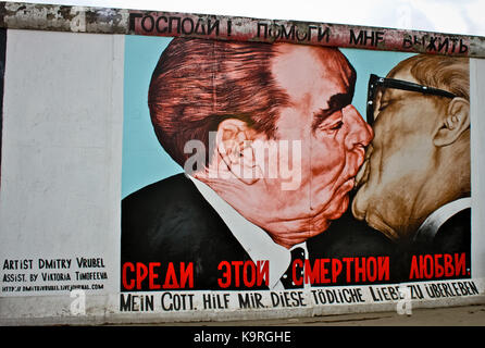 Die berühmten Kuss zwischen Leonid Breschnew und Erich Honecker, auf der Ostseite der Galerie Berliner Mauer gemalt Stockfoto