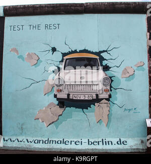 Die East Side Gallery Murales sind der Street-Art in Berlin, auf ihre eigenen berühmten Wand gemalt Stockfoto