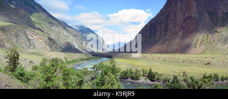 Tal des Flusses Chulyshman. Panorama des großen Umfanges. Stockfoto