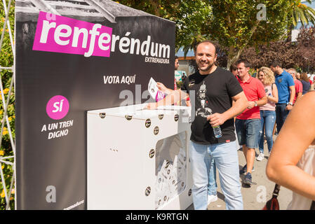 Badajoz, Spanien - 23. September 2017: der Mann, der in symbolischen Referendum teilnehmenden Bahn Verbesserungen in der Extremadura zu behaupten Stockfoto