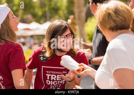 Badajoz, Spanien - 23. September 2017: Freiwillige in symbolischen Referendum teilnehmenden zu behaupten Bahn Verbesserungen in der Extremadura Stockfoto