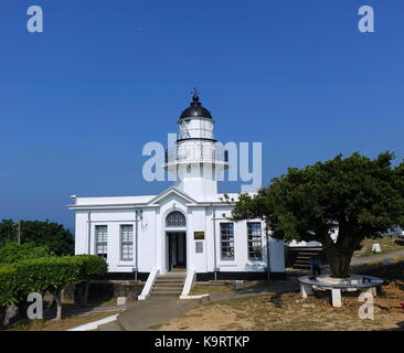 KAOHSIUNG, TAIWAN - 12. SEPTEMBER 2017: Der historische Leuchtturm auf der Insel Cijin mit Blick auf den Hafen Kaohsiung. Es wurde 1883 erbaut. Stockfoto