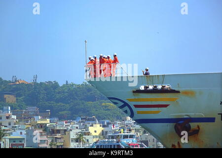 KAOHSIUNG, TAIWAN - 12. SEPTEMBER 2017: Schiffsbesatzung stand auf dem Bogen eine große Fähre, die für die abgelegenen Inseln Penghu. Stockfoto