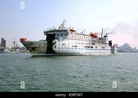 KAOHSIUNG, TAIWAN - 12. SEPTEMBER 2017: Eine große Fähre verlässt Kaohsiung Port für die abgelegenen Inseln Penghu. Stockfoto