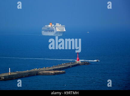 KAOHSIUNG, TAIWAN - 12. SEPTEMBER 2017: Das luxuriöse Kreuzfahrtschiff Costa Victoria aus Japan Ansätze Kaohsiung Port. Stockfoto