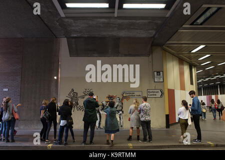 Allgemeine Ansicht von Menschen, die ein Wandgemälde in der Nähe des Barbican Centers in London betrachten. Das Kunstwerk stammte von Banksy, einer Straßenkünstlerin aus Großbritannien. Stockfoto